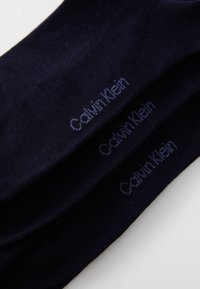 Calzini navy di Calvin Klein, texture liscia, con sottile dettaglio del logo in azzurro. Design classico, adatto per l'uso quotidiano.