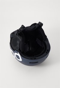 Svart hjelm med en glatt, rund design og ventilasjonshull. Har justerbare stropper og myk polstring for komfort.