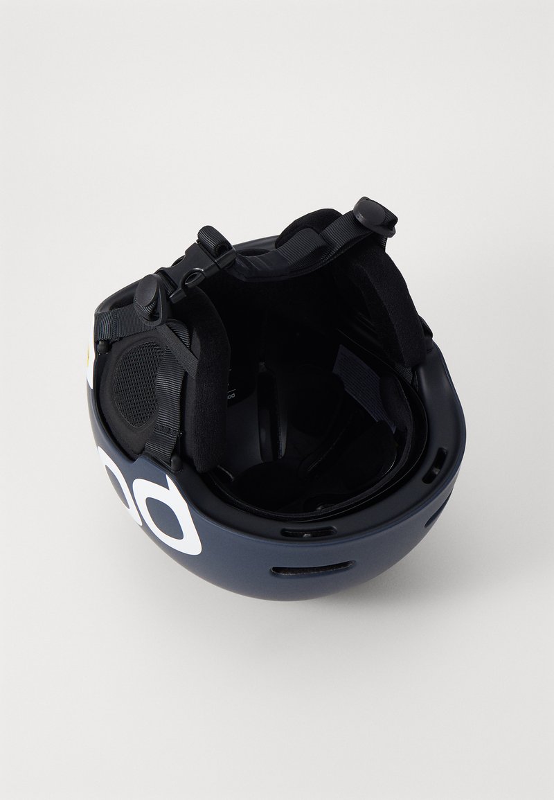 Schwarzer Helm mit einem glatten, abgerundeten Design und Belüftungslöchern. Verfügt über verstellbare Riemen und eine weiche Polsterung für Komfort.