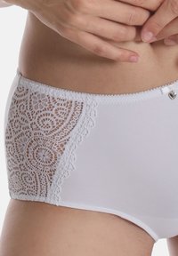 Weisse Bikiniunterhosen mit Spitzenpaneel-Detail auf einer Seite. Glattes Material mit weicher Oberfläche, das ein kleines silbernes Herzakzent enthält.