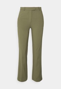 Pantaloni su misura verde oliva con gamba dritta, dotati di un girovita con passanti per cintura e un design frontale piatto. Tessuto dalla texture liscia.
