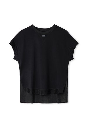 Zwart, kortärmligt gelaagd top met een ronde halslijn en een iets doorschijnend langer stofpaneel eronder.