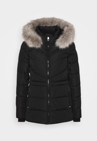 Sort polstret jakke med en grå faux fur hætte, der har en frontlynlås, sidelommer og ribbede manchetter. Glat stof og quiltet design.