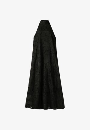 Robe noire en tissu texturé avec un motif floral. Design à col halter, longueur jusqu'au sol, avec une silhouette fluide.