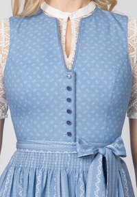 Blaues Kleid mit weißen Blumenmustern, V-Ausschnitt, geknöpfter Front und gebundenem Taillenbereich. Texturiertes Gewebe und gefälteter Rock.