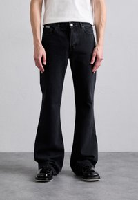 EYTYS CYRUS RAVEN - Flared Jeans - black