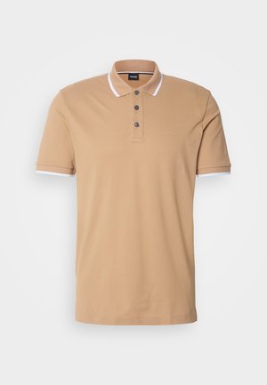 Lyhythihainen poolopaita vaaleanruskeasta puuvillasta, jossa on kolmipainikkeinen napitus, valkoinen reunus kauluksessa ja hihoissa, sekä huomaamaton logo.