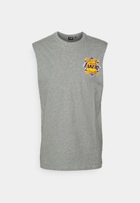 Grå ärmlös T-shirt i bomull med en färgglad grafisk design av Los Angeles Lakers på bröstet och rundad halsringning.