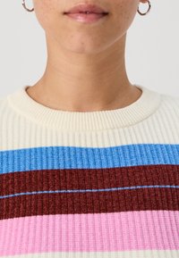 Vero Moda Petite VMCHILI O NECK STRIPE - Pulóver - birch/blue jasper/fired brick/fuchsia pink