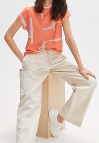 OPUS T-shirt med print - orange