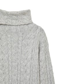 Maglione grigio chiaro a maglia con colletto alto e ripiegato. Presenta un motivo a trecce testurizzato e maniche ampie, realizzato in morbido filato spesso.
