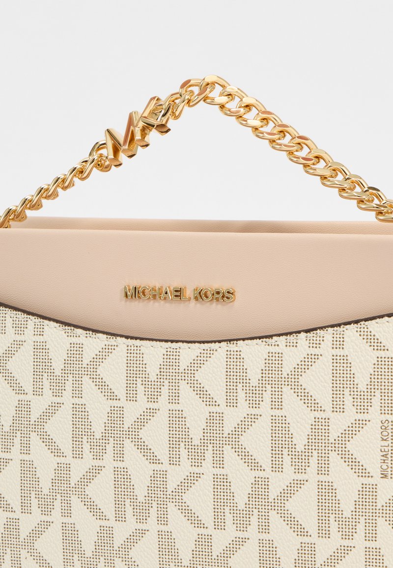 Borsa beige con tracolla in catena dorata. Presenta un motivo a logo perforato e hardware dorato. Design elegante con una parte superiore liscia.