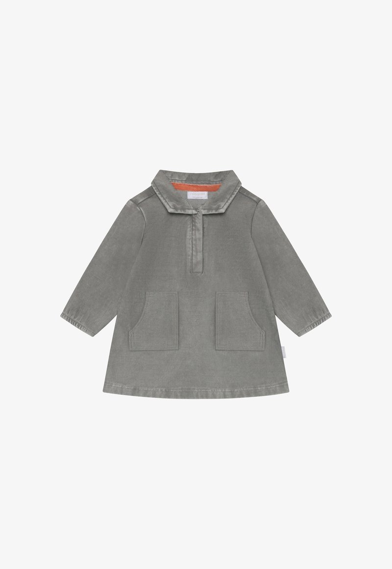 Szara, długorękawowa sukienka dla małych dzieci z kołnierzykiem, przednim zapięciem i dwiema przednimi kieszeniami, wykonana z miękkiego materiału typu kord.