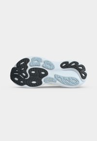 Schuhsohle mit schwarzen und grauen Gummiprofilen, geschwungenen Mustern und „Brooks“-Logo zentriert auf weißer Basis.