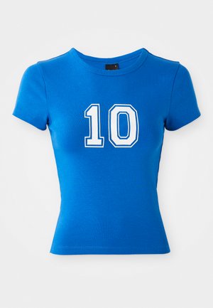 T-shirt de algodão azul com mangas curtas, apresentando o número branco "10" impresso no centro. Design ligeiramente ajustado com decote redondo.