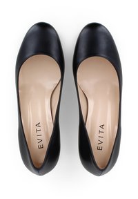 Ballerine in pelle nera con punta arrotondata e bordi bassi, con una soletta beige su cui è stampato 'EVITA'. Texture liscia.