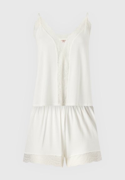Camisole blanche sans manches bordée de dentelle avec shorts assortis à taille élastique, conçue comme un ensemble de vêtements de nuit léger.