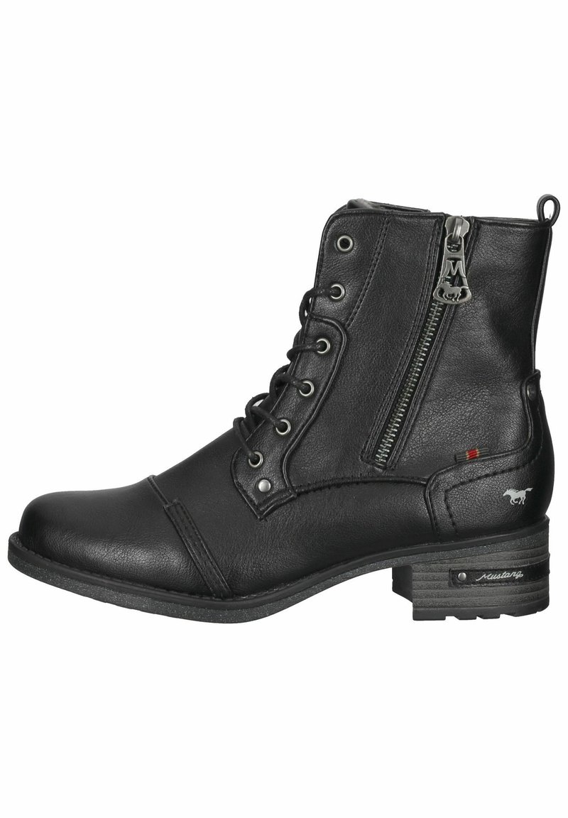 Stivale alla caviglia nero in pelle, con punta rotonda, stringatura frontale con occhielli in metallo, zip laterale e ferramenta decorativa in argento.