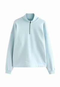 Lyseblå pullover-sweater lavet af blødt stof. Har en høj krave med halvlynlås og ribbede detaljer ved manchetterne og kanten.