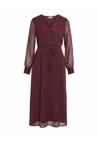 Burgundy ombré klänning med V-ringning, långa genomskinliga ärmar och ett bälte av tyg i midjan. Kjolen är lång och flödande.