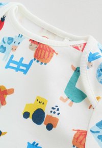 Pamut body fehér alapon, színes állatok és járművek illusztrációival, bordázott nyakkivágással és puha tapintással.