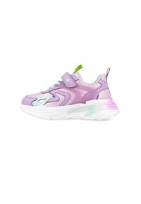 Zapatilla morada con parte superior de cuero, detalles de malla y suela blanca. Presenta una correa de velcro, un tira verde y detalles en turquesa en contraste.