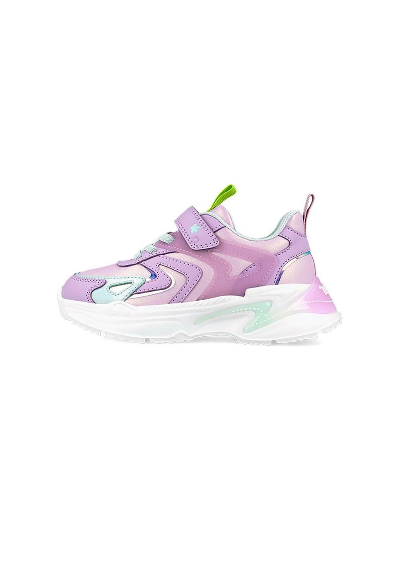Zapatilla morada con parte superior de cuero, detalles de malla y suela blanca. Presenta una correa de velcro, un tira verde y detalles en turquesa en contraste.