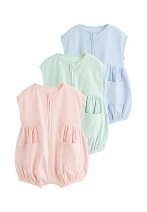 Három ujjatlan baba rugdalózó pasztell rózsaszín, zöld és kék színekben, elöl zsebekkel és cipzáras záródással, fehér háttéren bemutatva.