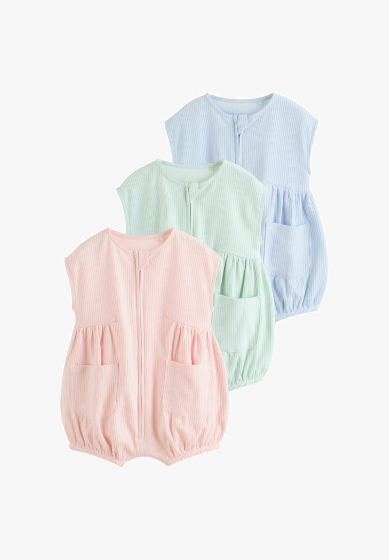 Trois barboteuses sans manches pour bébé en rose pastel, vert et bleu, avec des poches avant et des fermetures éclair, présentées sur un fond blanc.