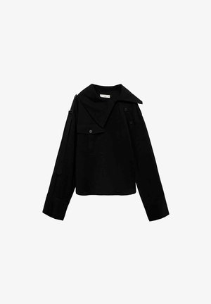 Črna skrajšana jakna z velikim ovratnikom, dolgimi rokavi, sprednjim žepom in gumbi. Narejena je iz gladkega, temnega materiala.