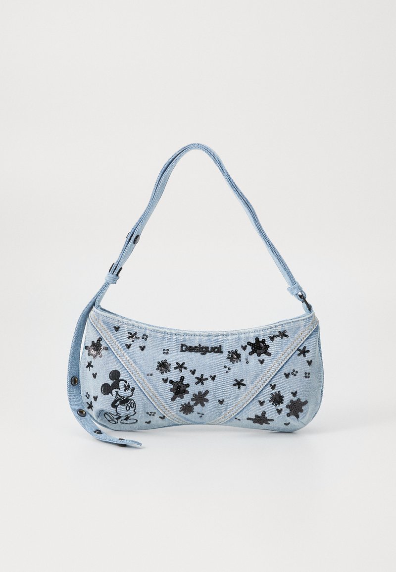Bolsa de ombro em denim com padrões florais pretos e um gráfico do Mickey Mouse. Apresenta um formato curvado, alça ajustável e detalhe com logótipo.