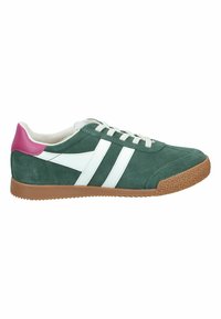 Zapatillas de ante verde con rayas laterales blancas, un acento en el talón rosa y una suela de goma texturizada. Presenta un sistema de cordones tradicional y una puntera redondeada.