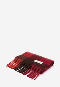 Écharpe en plaid en laine avec des teintes rouge, rouge foncé et marron, dotée de bords frangés et d'une étiquette tissée indiquant "ARCTIC FOX."