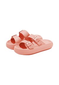 Sandalias color durazno con dos correas ajustables, cuentan con una suela texturizada y un diseño casual, se exhiben lado a lado.