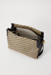 Borsa intrecciata con motivo a righe in beige e nero, con dettagli in pelle nera, chiusura con zip e una spaziosa tasca interna.