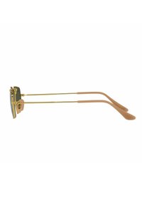Occhiali da sole con montatura dorata e lenti verdi, punte in gomma marrone chiaro e aste sottili in metallo. Il design è angolare con uno stile minimalista.