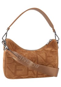 Sac à épaule en daim marron avec un motif de logo en relief, fermeture éclair argentée, et bandoulière ajustable avec une texture lisse.