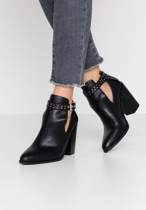 Korolliset nilkkurit - black