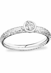 Silberner Ring mit strukturiertem Band, das mit kleinen Perlen verziert ist, gekrönt von einem runden, klaren Diamanten in einer runden Fassung.