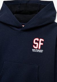 Granatowa bluzka z kapturem wykonana z mieszanki bawełny, z przednią kieszenią i wyhaftowanym na czerwono logo "SF" oraz napisem "SAN FRANCISCO GOLDEN GATE BRIDGE."