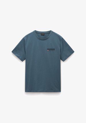 Mörkblå bomullströja med kort ärm, rund hals och en liten tryckt logodetalj på vänster sida. Slät textur, avslappnad stil.