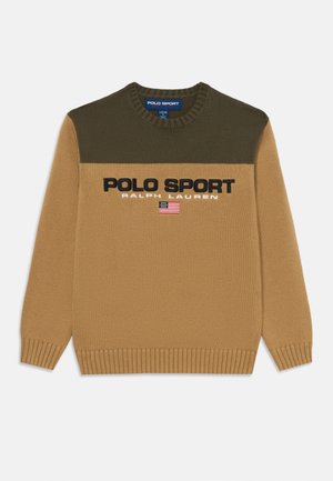 Pull en tricot couleur beige et olive, avec des poignets et un ourlet côtelés, affichant "POLO SPORT" et un logo de drapeau américain sur le devant.