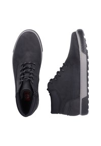 Schwarze High-Top-Schuhe aus glattem Leder, mit Schnürverschluss, texturierten Akzenten und einer dicken Gummisohle.