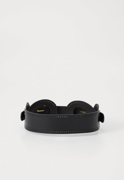 Svart lærbelte med perforert design, med to avrundede ender og detaljer i gull. Jevn tekstur og sikker feste.