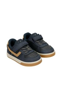 Paire de baskets bleu marine pour tout-petit avec accent en daim marron, bride Velcro et semelles en caoutchouc beige sur fond blanc.