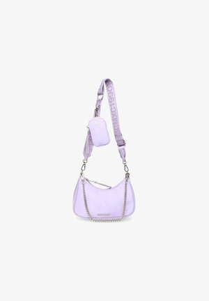 Hellviolette Umhängetasche mit abnehmbarer Kette und verstellbarem, breitem Stoffriemen mit kleinem Täschchen und aufgedrucktem Text.
