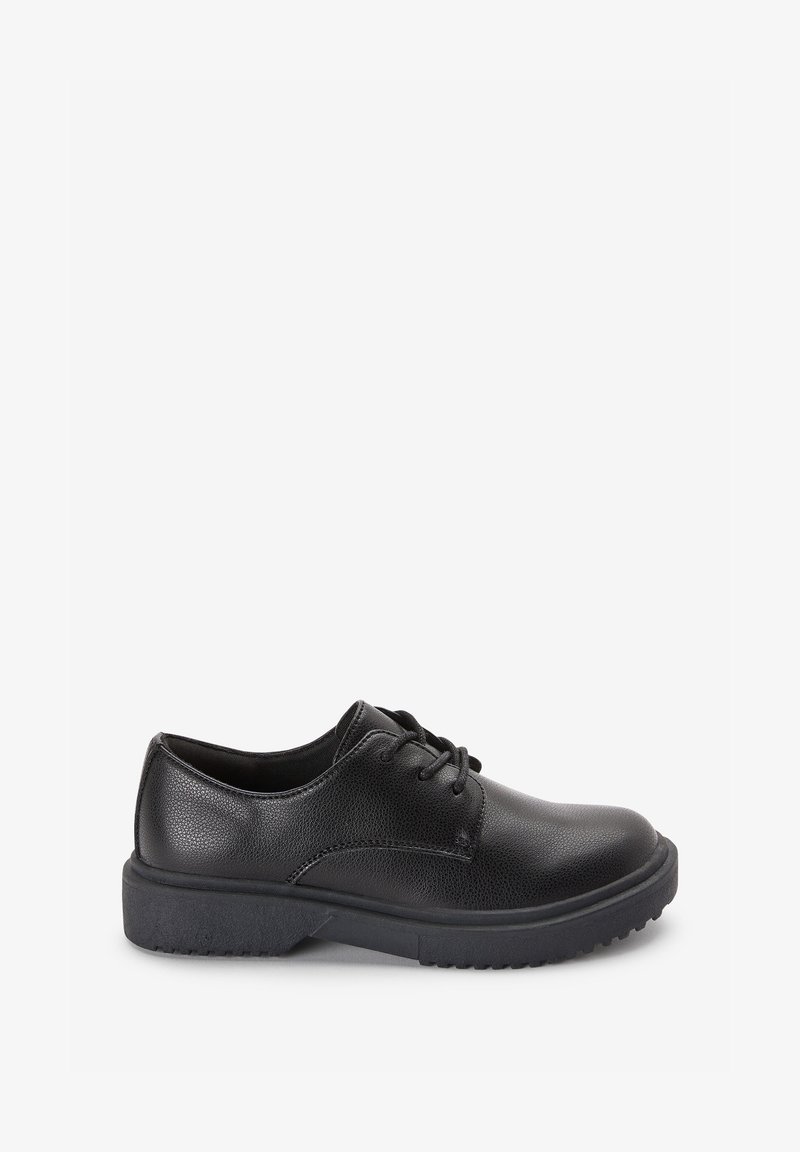 Chaussure noire en cuir à talon bas avec lacets, finition texturée et semelle épaisse en caoutchouc, vue de côté sur fond blanc uni.