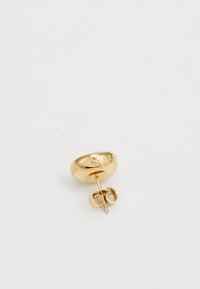 Boucle d'oreille en tons dorés avec un design arrondi. Gravé "GUESS" sur la surface, doté d'une tige standard et d'un fermoir papillon.