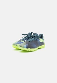 Puma FUTURE 7 PLAY TT - Scarpe da calcio per terreni sintetici - gray skies/elektro purple/fizzy apple/white