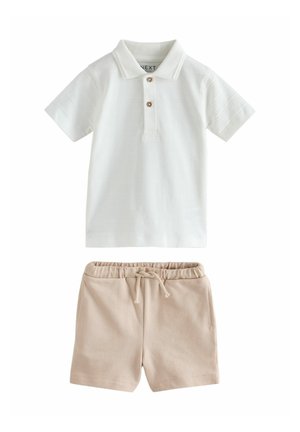 Weißes Polo-Shirt mit kurzen Ärmeln und zwei Knöpfen, kombiniert mit beigen Shorts mit elastischem Bund und Kordelzug.